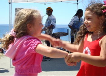 Concerts in the Park = 2 girls dancing